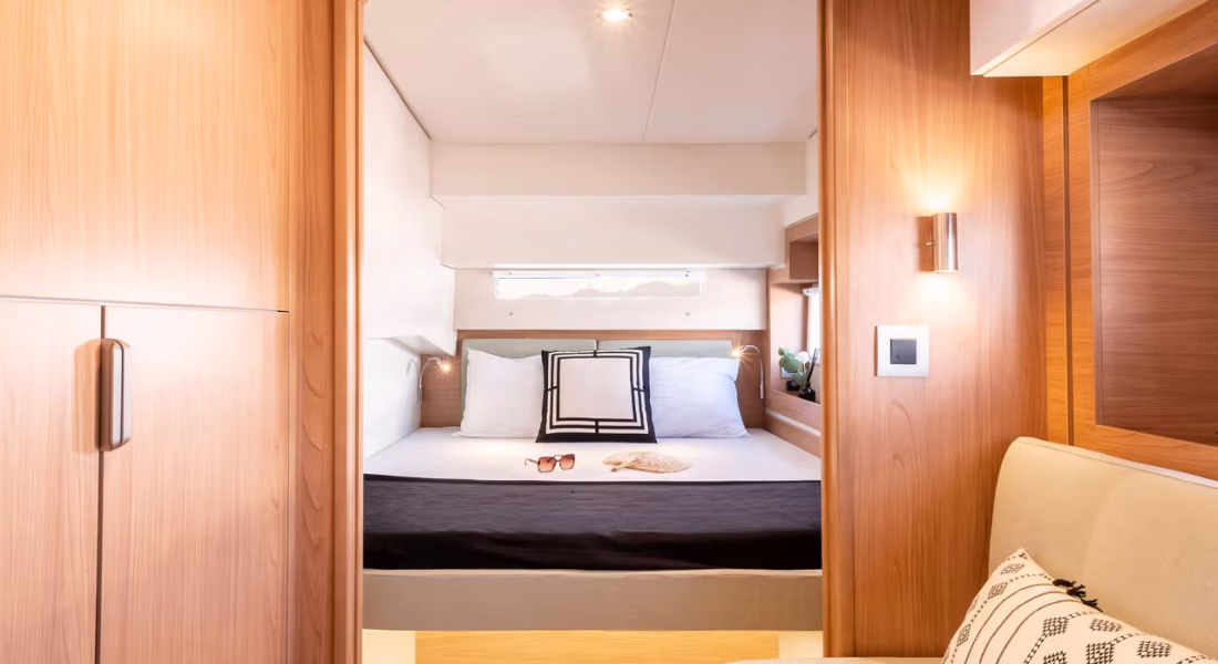 4_Corridor_and_double_bed_owner_s_cabin_656552582f