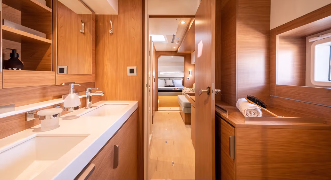 7_Overview_owner_s_cabin_with_bathroom_corridor_and_double_bed_22be8342e6