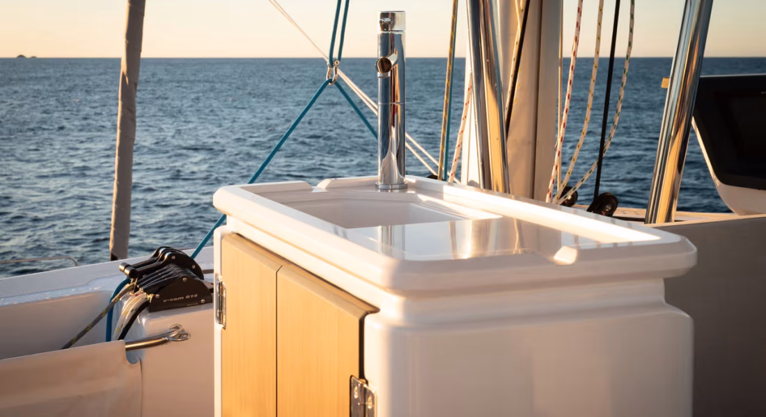 bali-5-8-catamarano-adria-ship-italia_5